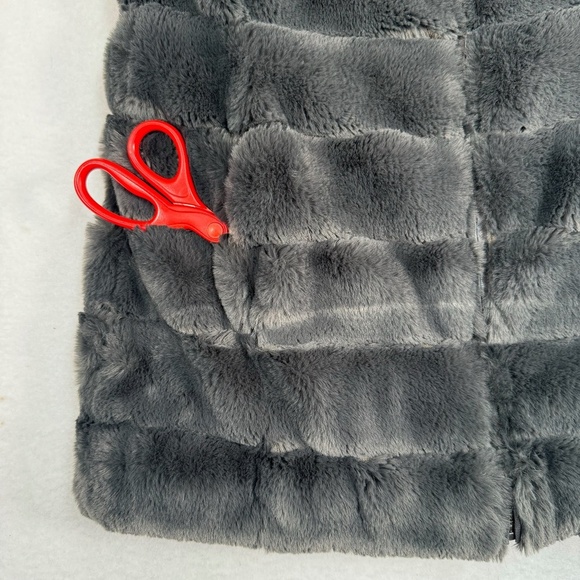 Dylan Faux Fur Puffer Vest Womens Size Small Grey Pocket Zip Up - Picture 10 of 12